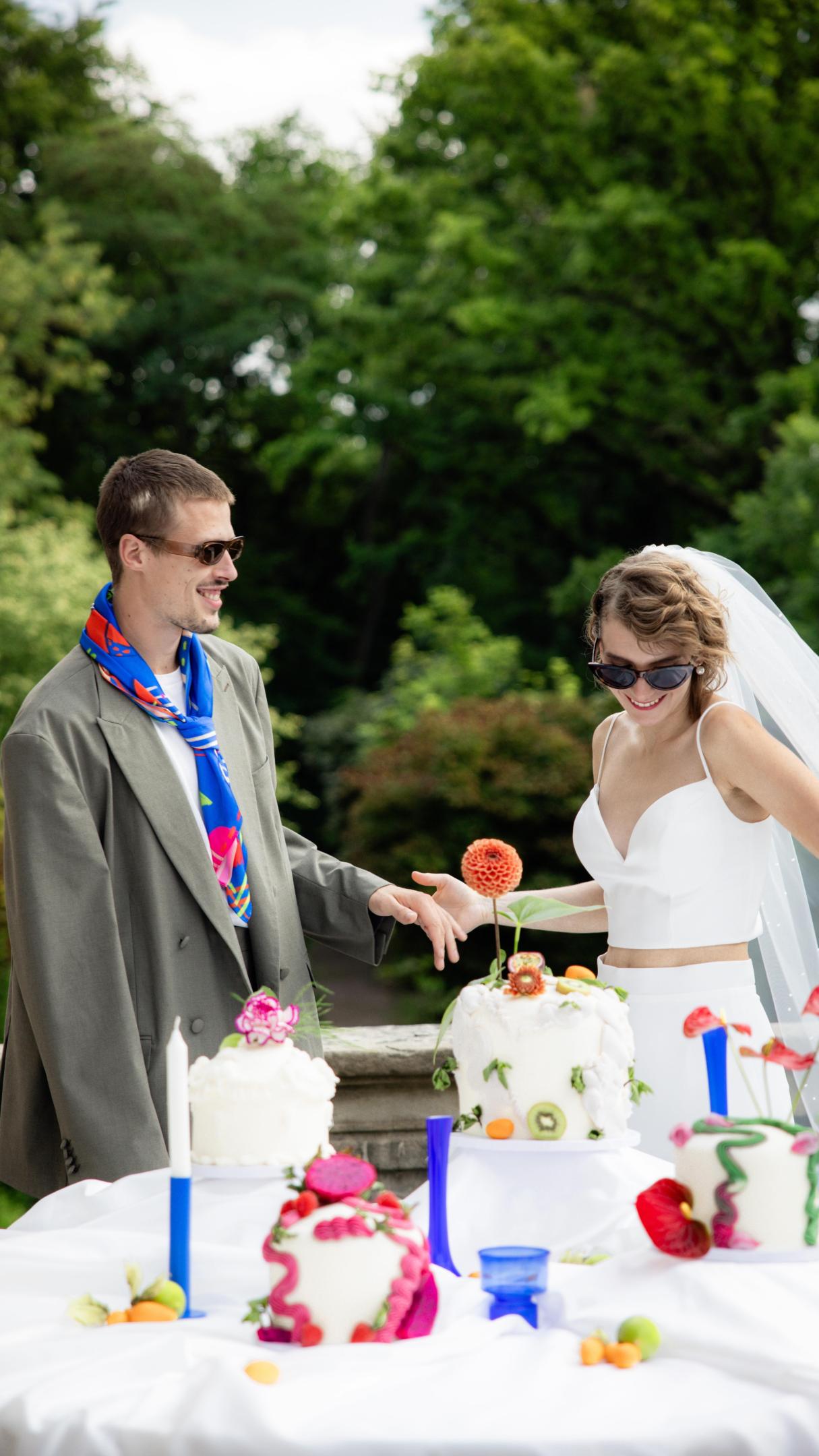 Zwischen Chaos und Sternen wähle ich immer noch nur dich.

Planung & Konzept: @hollyroachweddings
Location: @villahaar
Brautpaar: Johanna & Julian
Fotografie: @hellbunt_fotografie
Videografie: @beegrafie
Make-up Artist &
Hairstyling: 
@jennifer_heiland.makeupartist
Brautmode: @bridals_by_diana
Floristik: @antje.montag
Torte: @tortenkunst_erfurt
Eheringe & Etuis : @einzigartigerschmuck
Halstuch: @mazidymana
Papeterie: @hollyroachweddings

#hochzeitsvideograf #hochzeitsfilm