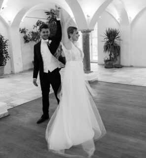 Because i could have done Millionen things with you ✨🪽

Thema Travertin mit Mira & Basti:	
Location @hofgut_sickertshofen 
Workshop & Planung	@fotografiejuliawolf
Workshop & Planung	@duframed.photography
Eventausstattung & Floristik	@detailverliebt_bymichaela
Brautmode	@in_liebe_irina
Herrenausstatter
Mode_burkhard
Ringe	@evita_schmuck
Papeterie	@alicas_kartenmalerei
MUA	@makeupandstylingbymarie
Couple	@miraandbasti
Behind the Scenes Foto	@beegrafie
Behinde the Scenes Film 	@fiografie