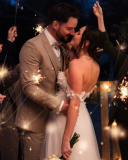 Wunderkerzen-Fotos: Ein Traum, den viele Paare haben ✨

Vielleicht habt ihr schon daran gedacht, eure Hochzeit mit funkelnden Wunderkerzen-Momenten zu verzaubern, wisst aber nicht genau, wie ihr das umsetzen sollt. Für atemberaubende Fotos und emotionale Videos ist das oft eine echte Herausforderung – da ist die Expertise eures Hochzeitsfotografen oder Videografen Gold wert! 🎥💍

Lasst euch beraten, um die besten Ergebnisse zu erzielen, damit nicht nur ihr, sondern auch eure Gäste diesen zauberhaften Moment immer wieder erleben können.

Swipe nach rechts für mehr Inspiration und schreibt mir, wenn ihr Fragen habt. 
Beim nächsten Mal Tipps für Fotografen?

#Wunderkerzen #Hochzeitsfotos #Hochzeitsvideografie #weddingphotography #elopmentvideographer #HochzeitsfotografErfurt #UnvergesslicheErinnerungen

Thema Travertin mit Feli & Tommy:	
Behindeon @hofgut_sickertshofen 
Workshop & Planung	@fotografiejuliawolf
Workshop & Planung	@duframed.photography
Eventausstattung & Floristik	@detailverliebt_bymichaela
Brautmode	@in_liebe_irina
Herrenausstatter
Mode_burkhard
Ringe	@evita_schmuck
Papeterie	@alicas_kartenmalerei
Traurednerin	@freie.trauung.rosenheim
MUA	@jennifer_heiland.makeupartist
Couple	@justcallus_tofe
Behind the Scenes Foto	@beegrafie
Behinde the Scenes Film 	@fiografie