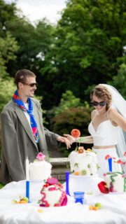 Zwischen Chaos und Sternen wähle ich immer noch nur dich.

Planung & Konzept: @hollyroachweddings
Location: @villahaar
Brautpaar: Johanna & Julian
Fotografie: @hellbunt_fotografie
Videografie: @beegrafie
Make-up Artist &
Hairstyling: 
@jennifer_heiland.makeupartist
Brautmode: @bridals_by_diana
Floristik: @antje.montag
Torte: @tortenkunst_erfurt
Eheringe & Etuis : @einzigartigerschmuck
Halstuch: @mazidymana
Papeterie: @hollyroachweddings

#hochzeitsvideograf #hochzeitsfilm