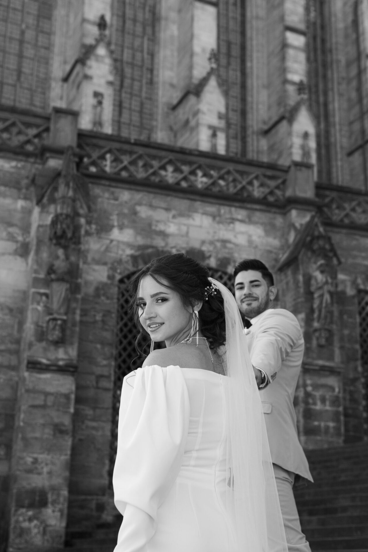 Hochzeitspaar am Domplatz bei einer hochzeitsshooting und Preispaket für Hochzeitsfotografie Hochzeitsvideografie