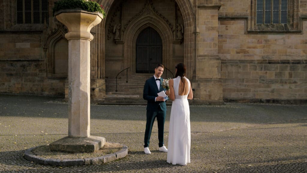 ein Hochzeitspaar tauscht Eheversprecher oder Ehegelübder auf Domplatz in Erfurt